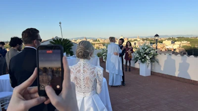 wedding content creator che lavora durante il matrimonio